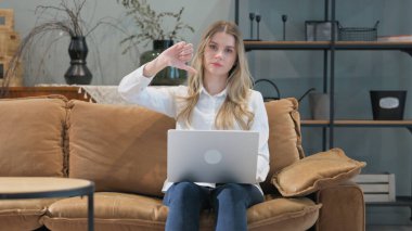 Evde Dizüstü bilgisayar kullanan Genç Kadın Başparmaklarını Yuttu