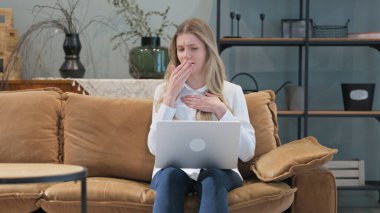 Hasta Genç Kadın Evde Dizüstü bilgisayar kullanırken öksürüyor