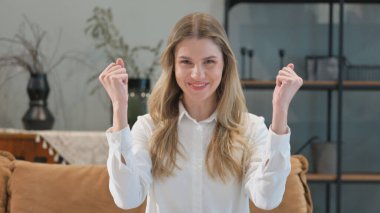 Heyecanlı Genç Kadının Portresi Evde Amigoluk