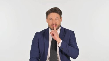 Tehditkar İşadamı 'nın portresi Parmak Dudakta Beyaz Arkaplanda