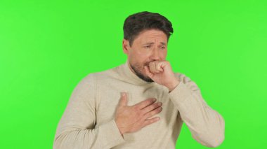 Hasta Orta Çağ Adamı Yeşil Arkaplanda Öksürüyor