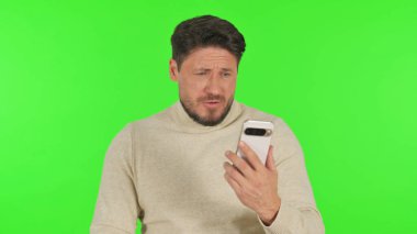 Yitik Orta Çağ Adamı Yeşil Arkaplanda Telefonla Şok Oldu