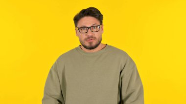 Öfkeli Gündelik Genç Adam Sarı Arkaplanda Öfkeyle Konuşuyor, Portre