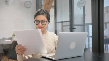 Ofiste Belgeler ve Laptop Üzerinde Çalışan Hintli Kadın