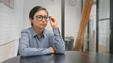 Düşünceli Hintli İş Kadını Ofiste Yeni Bir Fikir Düşünüyor