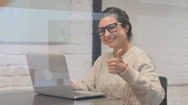 İş Yeri 'nde Yaratıcı Hintli Kadın Başparmağını kaldırdı