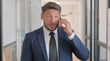 Orta Çağ İşadamı 'nın Telefonda Konuşan Portresi