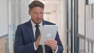 Dijital Tablet üzerinde çalışan Orta Çağ İşadamı Portresi