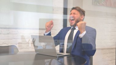 Dizüstü bilgisayarda Başarı Kutlaması Orta Çağ İşadamı