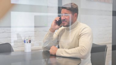 Telefonda konuşan adam orta yaşlı