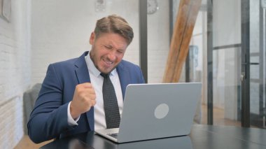 Yetişkin İş Adamı Dizüstü bilgisayarda Kaybından Şok Oldu