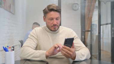 Yetişkin Adam 'ın Telefonu Kullanırken Portresi