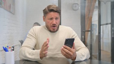 Yetişkin Adam portresi Telefondaki Kayıptan Şok Oldu