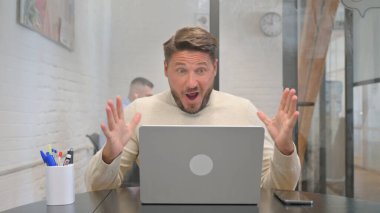 Çevrimiçi Başarı Kutlaması Orta Çağ Adamı