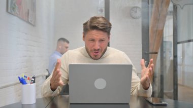 Öfkeli Orta yaşlı adam telefonda konuşuyor, Çalışma Alanında Gergin