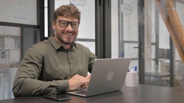 Gülümseyen Orta Çağ Adamı Çalışma Alanında Kameraya Bakıyor