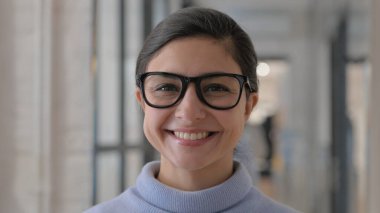 Gülümseyen Hintli İş Kadınının Yüzü