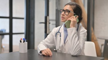 Klinikte Konuşan Hintli Kadın Doktor