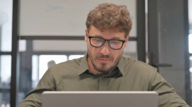 Dizüstü bilgisayarda yazan Orta yaşlı adamı kapat