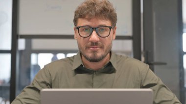 Ofisteki Kameraya Bakan Orta Çağ Adamı 'na yaklaş