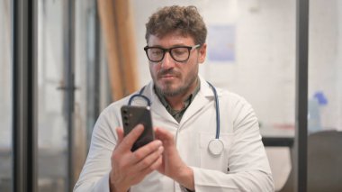 Akıllı telefon kullanan Erkek Doktor Portresi