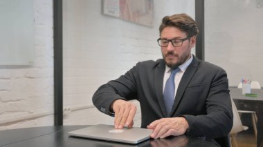 Orta Çağ İşadamı Ofise Gelen ve Bilgisayarı Açan