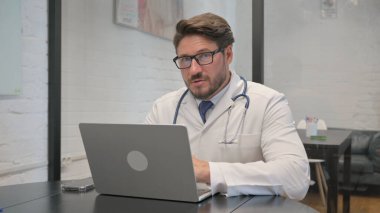 Orta Çağ Doktorunun Hastayı Reddetmesinden Hoşnut Değil