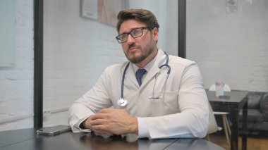 Klinikte otururken Orta Çağ Doktor Beyin Fırtınası