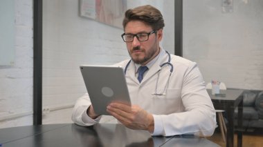 Klinikte Orta Çağ Doktoru Dijital Tablet Kullanıyor