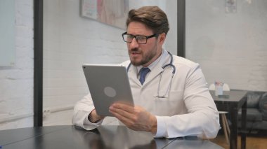 Dijital Tablette Orta Çağ Doktorunun Çevrimiçi Video Sohbeti