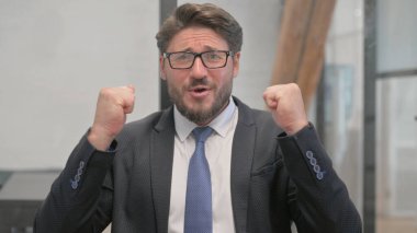 Orta Çağ İşadamı 'nın Zaferin tadını Çıkarırken Portresi