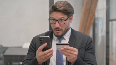 Çevrimiçi Alışveriş Hattı Orta Çağ İşadamı Üzgündü