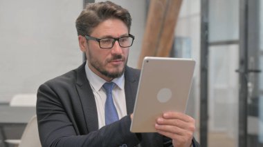 Dijital Tablet kullanan Orta Çağ İşadamı Portresi