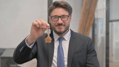 Ev Anahtarlarını Gösteren Orta Çağ İşadamı Portresi