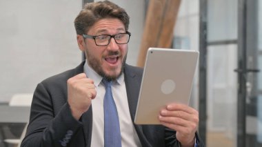 Tablet Ticaretini Kutlayan Orta Çağ İşadamı Portresi