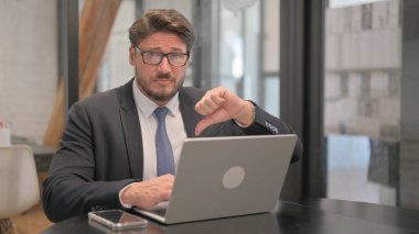 Ofiste Çalışan Olgun Yetişkin İş Adamından Başparmak İndirme