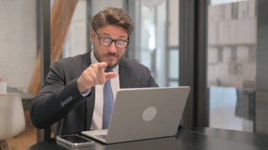 Olgun Yetişkin İş Adamı Kamerayı İşyerine Gösteriyor