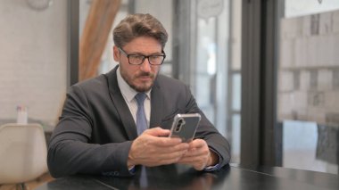 Yetişkin İş Adamı Smartphone 'da İnternet Taraması