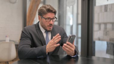 Yetişkin İş Adamı Telefonunu Kaybetmeye Tepki Veriyor