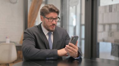 Yetişkin İş Adamı Telefonla Video Sohbeti Yapıyor