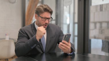 Yetişkin İş Adamı Telefonda Başarı Kutlaması