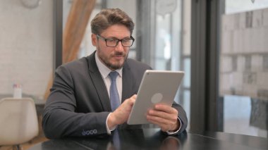 Olgun Yetişkin İşadamı Dijital Tablet üzerinde çalışıyor