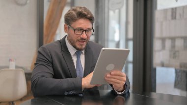 Yetişkin İş Adamı Video Sohbeti için Dijital Tablet Kullanıyor