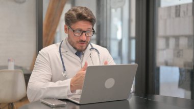 Genç Doktor Video Sohbetinde Hastayla Konuşuyor