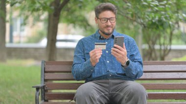 Çevrimiçi Bankacılıktan Hoşlanan Genç Adam Dışarıda Bir Telefonla