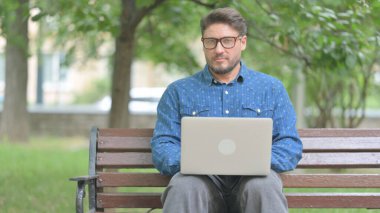 Park 'ta Genç Adam' ı Reddetmek Dizüstü bilgisayarla Reddedilmek