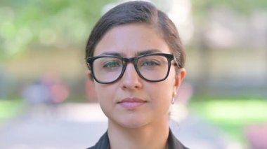 Ciddi bir Hintli Kadın Yüzü 'nün yakın plan çekimi.