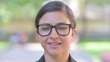 Açık havada gülümseyen bir Hintli kadının yakın çekimi.