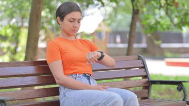 Park Bench 'ten uzaklaşan sıradan bir Hintli kadın bekliyor.