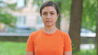 Ciddi Genç Hintli Kadın 'ın Açık Hava Portresi